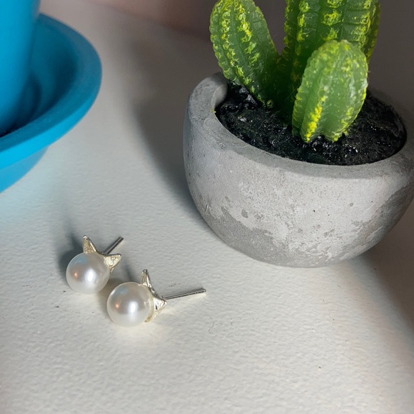 NWT pearl cat earrings! - Picture 2 of 5